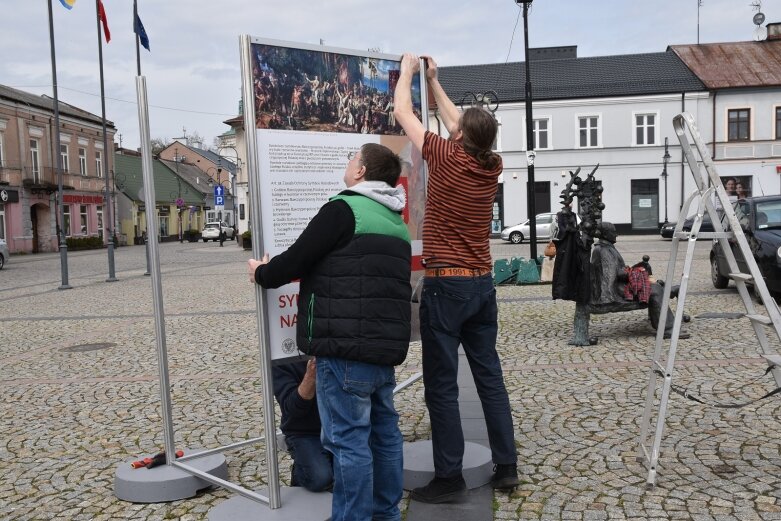  Polskie symbole narodowe na skierniewickim rynku 