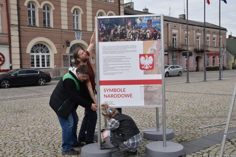  Polskie symbole narodowe na skierniewickim rynku 