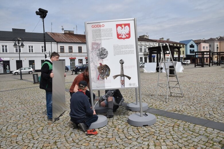  Polskie symbole narodowe na skierniewickim rynku 