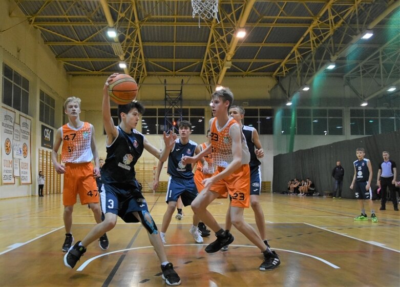  Porażki juniorów starszych i kadetów AZS, wygrana kadetek Ósemki 