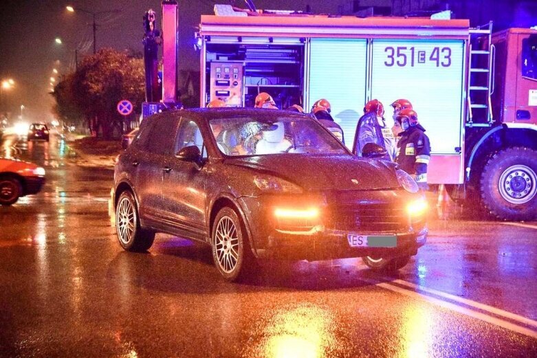  Porsche i saab zderzyły się na skrzyżowaniu Mszczonowskiej i Pomologicznej 