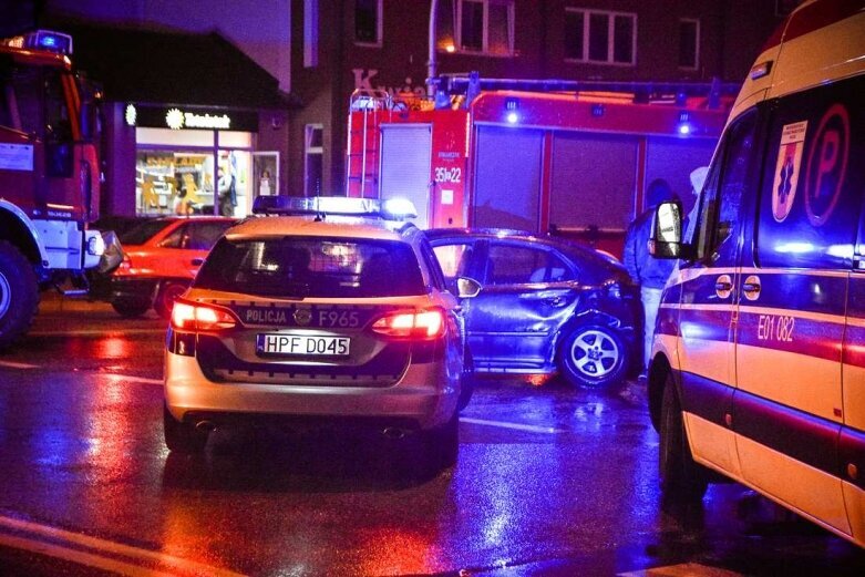  Porsche i saab zderzyły się na skrzyżowaniu Mszczonowskiej i Pomologicznej 