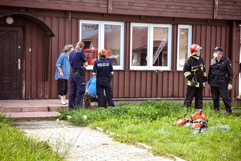  Pożar hali w Dębowej Górze, na miejscu 8 jednostek straży 