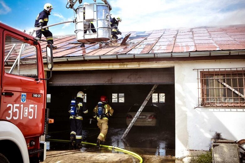  Pożar hali w Dębowej Górze, na miejscu 8 jednostek straży 