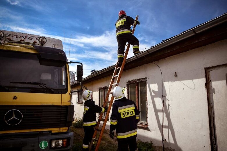  Pożar hali w Dębowej Górze, na miejscu 8 jednostek straży 