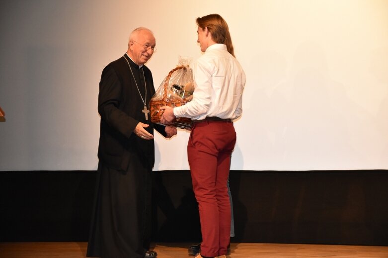  Premiera filmu o Wyszyńskim z udziałem biskupa Andrzeja Franciszka Dziuby  