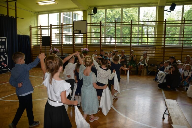  Przedszkolaki zakończyły pierwszy etap edukacji polonezem 