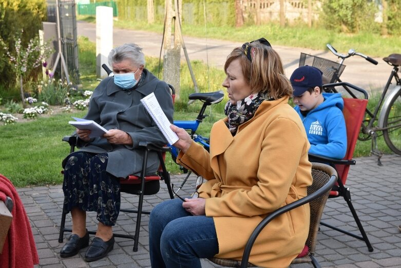  Przy kapliczce dziękuje Maryi za uratowanie życia 