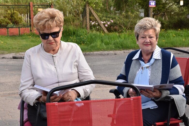  Przy kapliczce dziękuje Maryi za uratowanie życia 