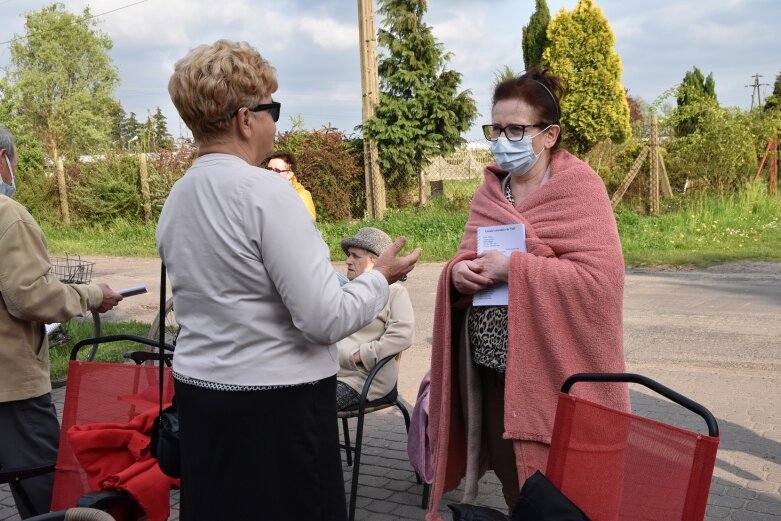  Przy kapliczce dziękuje Maryi za uratowanie życia 