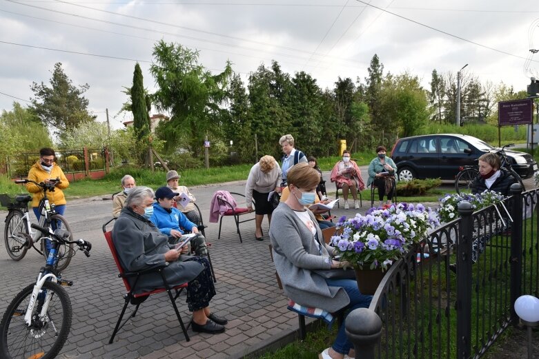  Przy kapliczce dziękuje Maryi za uratowanie życia 