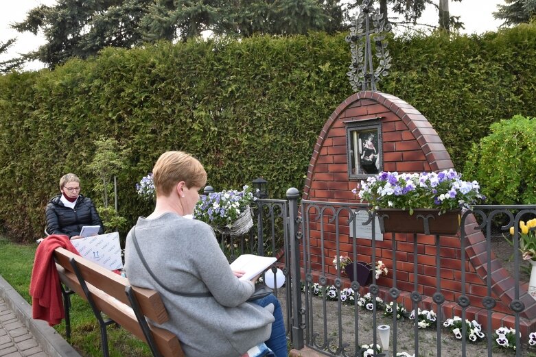  Przy kapliczce dziękuje Maryi za uratowanie życia 