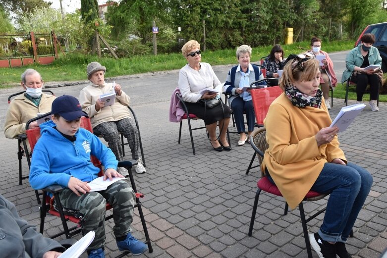  Przy kapliczce dziękuje Maryi za uratowanie życia 