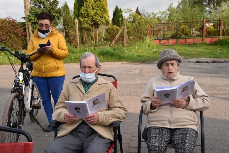  Przy kapliczce dziękuje Maryi za uratowanie życia 