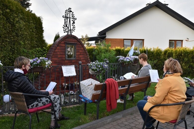  Przy kapliczce dziękuje Maryi za uratowanie życia 