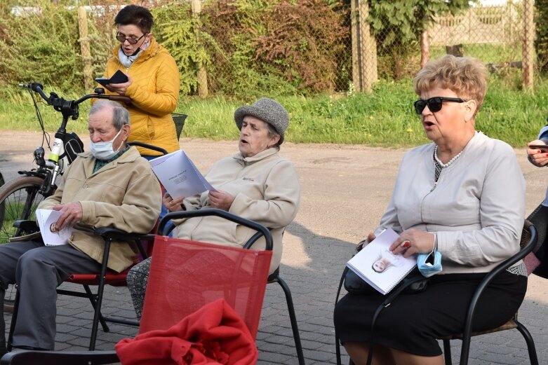  Przy kapliczce dziękuje Maryi za uratowanie życia 