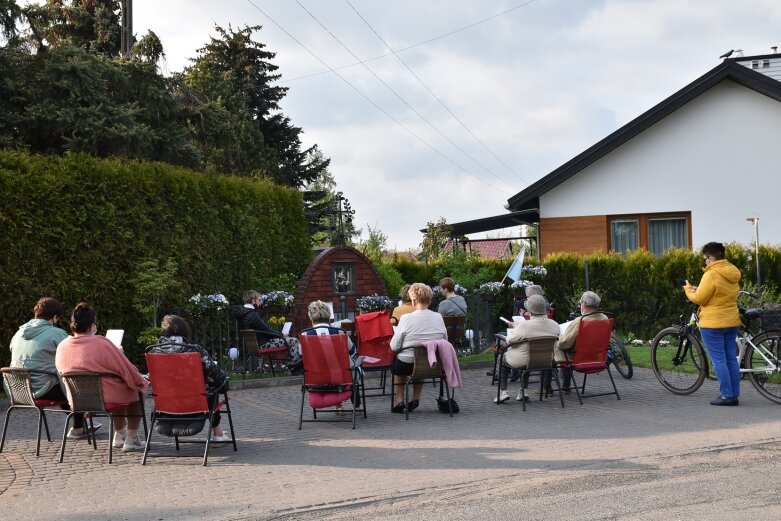  Przy kapliczce dziękuje Maryi za uratowanie życia 