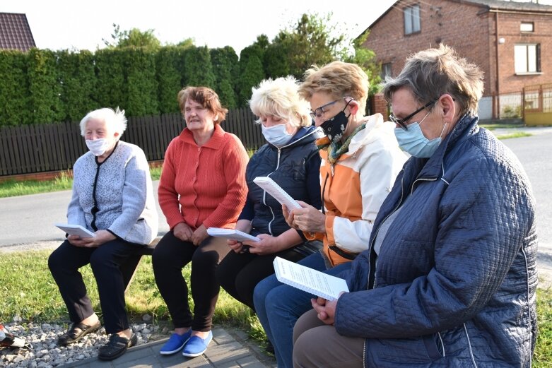  Przy kapliczce dziękuje Maryi za uratowanie życia 