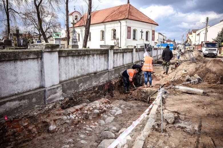  Puścili gazociąg prosto przez trumny ZDJĘCIA 