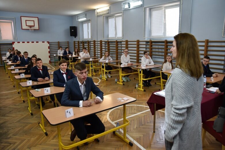  Rozpoczęły się egzaminy ósmoklasisty, a protest nauczycieli wciąż trwa 