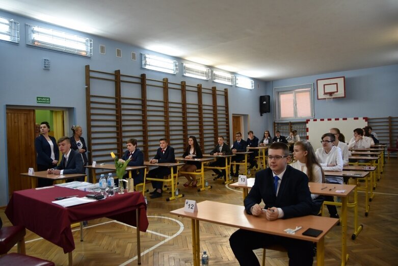  Rozpoczęły się egzaminy ósmoklasisty, a protest nauczycieli wciąż trwa 