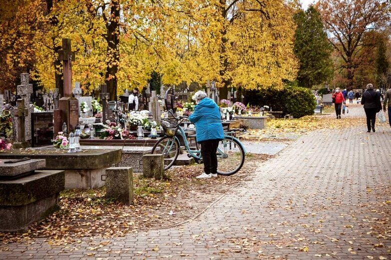  Ruszył handel przed cmentarzami w Skierniewicach 