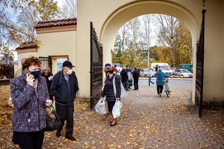  Ruszył handel przed cmentarzami w Skierniewicach 