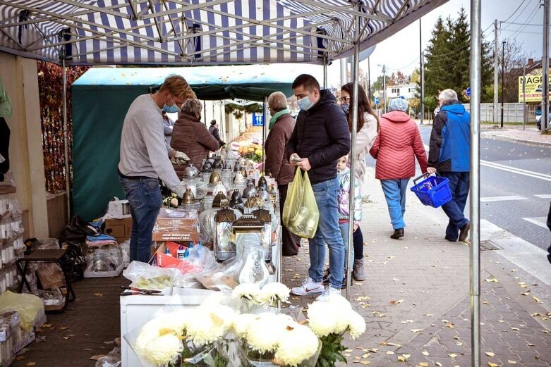  Ruszył handel przed cmentarzami w Skierniewicach 