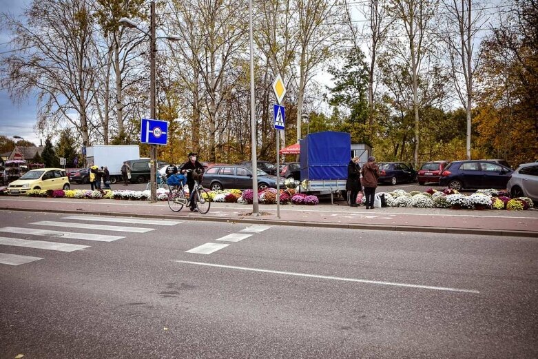  Ruszył handel przed cmentarzami w Skierniewicach 