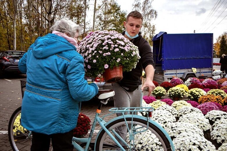  Ruszył handel przed cmentarzami w Skierniewicach 