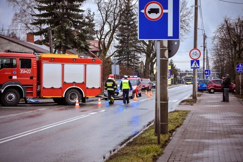  Samochód staranował dom, kierowca w ciężkim stanie 