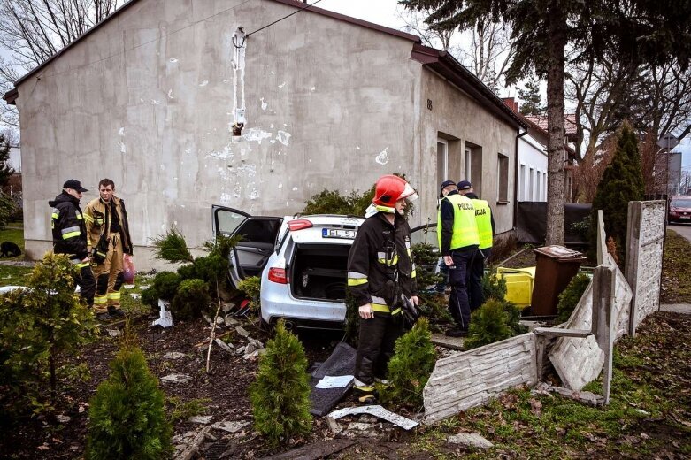  Samochód staranował dom, kierowca w ciężkim stanie 