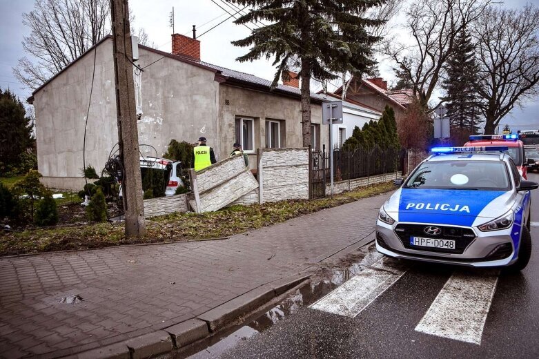  Samochód staranował dom, kierowca w ciężkim stanie 