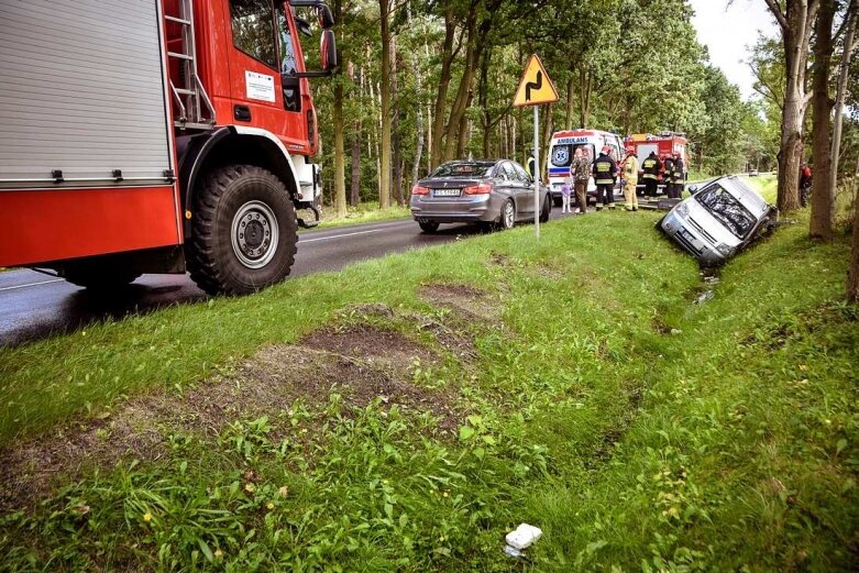  Samochód w rowie na ulicy Fabrycznej 