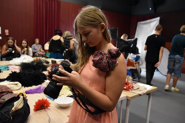  Seniorki w roli modelek. Młodzież przygotowała sesję fotograficzną 