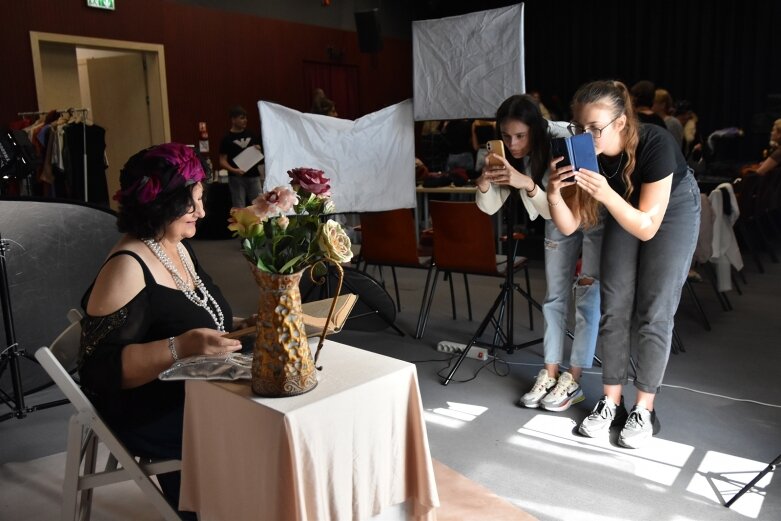  Seniorki w roli modelek. Młodzież przygotowała sesję fotograficzną 