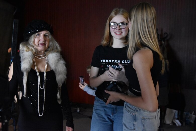  Seniorki w roli modelek. Młodzież przygotowała sesję fotograficzną 