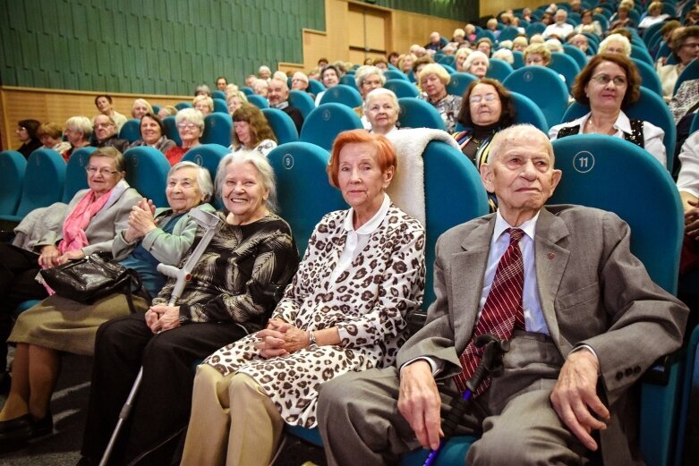  Seniorzy chcą zdobywać wiedzę, rozwijać zainteresowania 