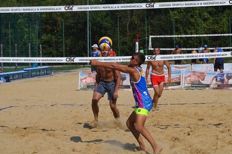  Siatkarskie ostatki na plaży 