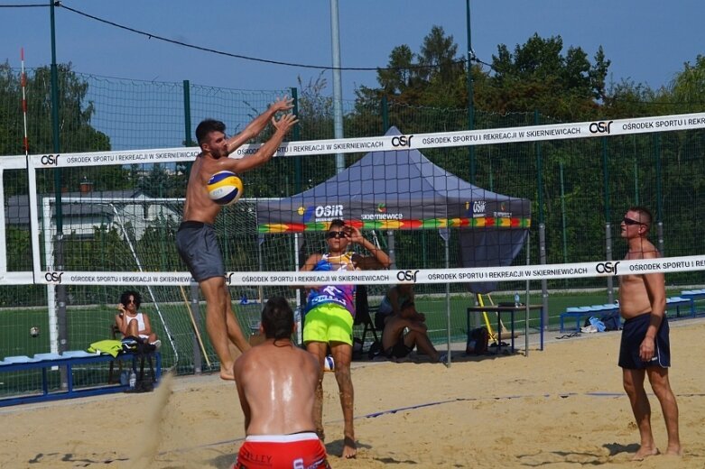  Siatkarskie ostatki na plaży 