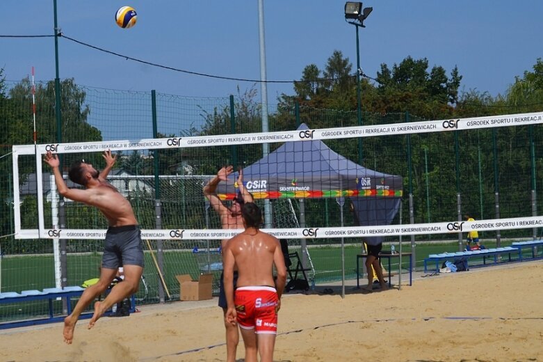  Siatkarskie ostatki na plaży 