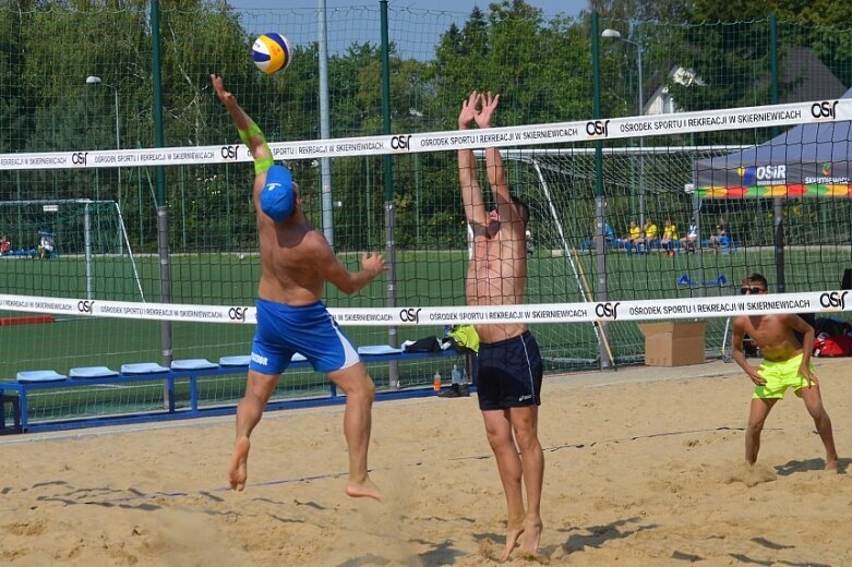  Siatkarskie ostatki na plaży 