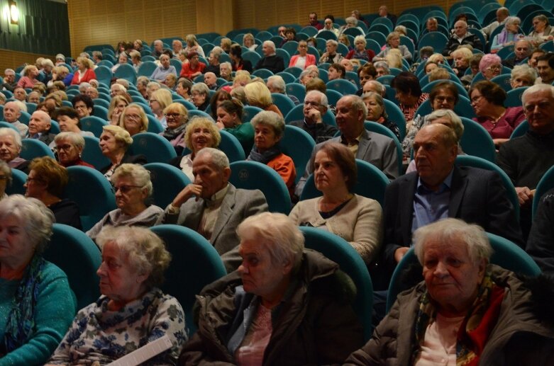  Skierniewiccy seniorzy świętowali swój dzień wspólnie z zespołem VOX 