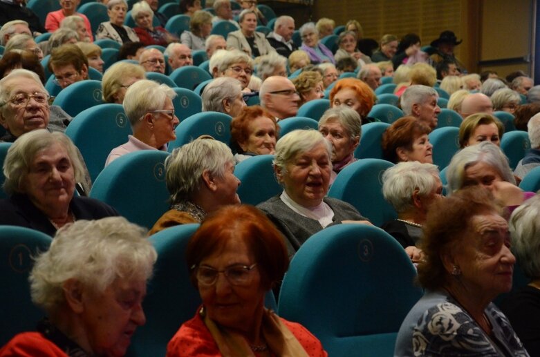  Skierniewiccy seniorzy świętowali swój dzień wspólnie z zespołem VOX 