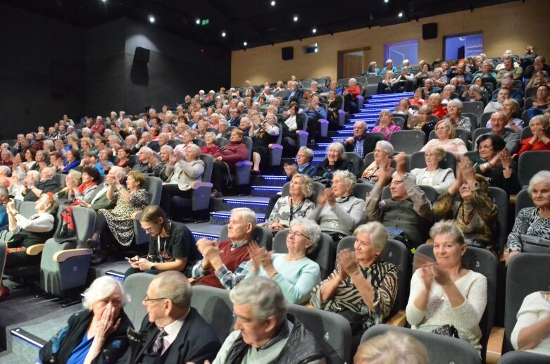  Skierniewiccy seniorzy zaprezentowali swoje talenty  (film) 