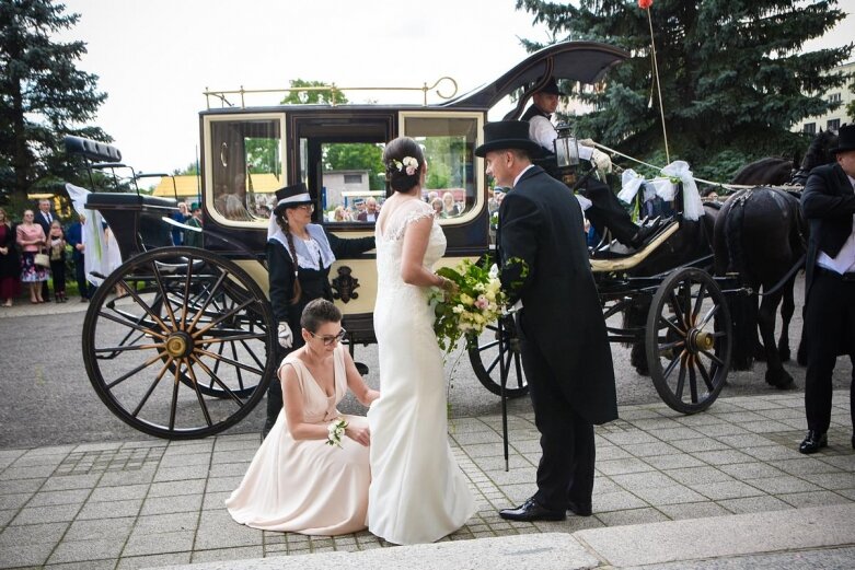  Ślub prezydenta Skierniewic. Państwo młodzi zajechali powozem 