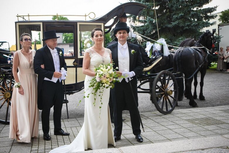  Ślub prezydenta Skierniewic. Państwo młodzi zajechali powozem 