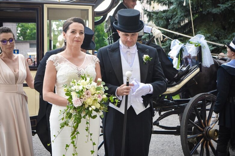  Ślub prezydenta Skierniewic. Państwo młodzi zajechali powozem 