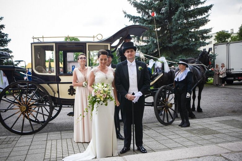  Ślub prezydenta Skierniewic. Państwo młodzi zajechali powozem 