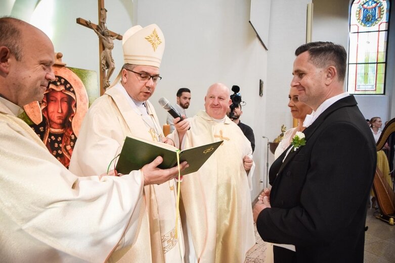  Ślub prezydenta Skierniewic. Państwo młodzi zajechali powozem 